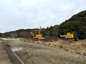 掘削中の重機の写真